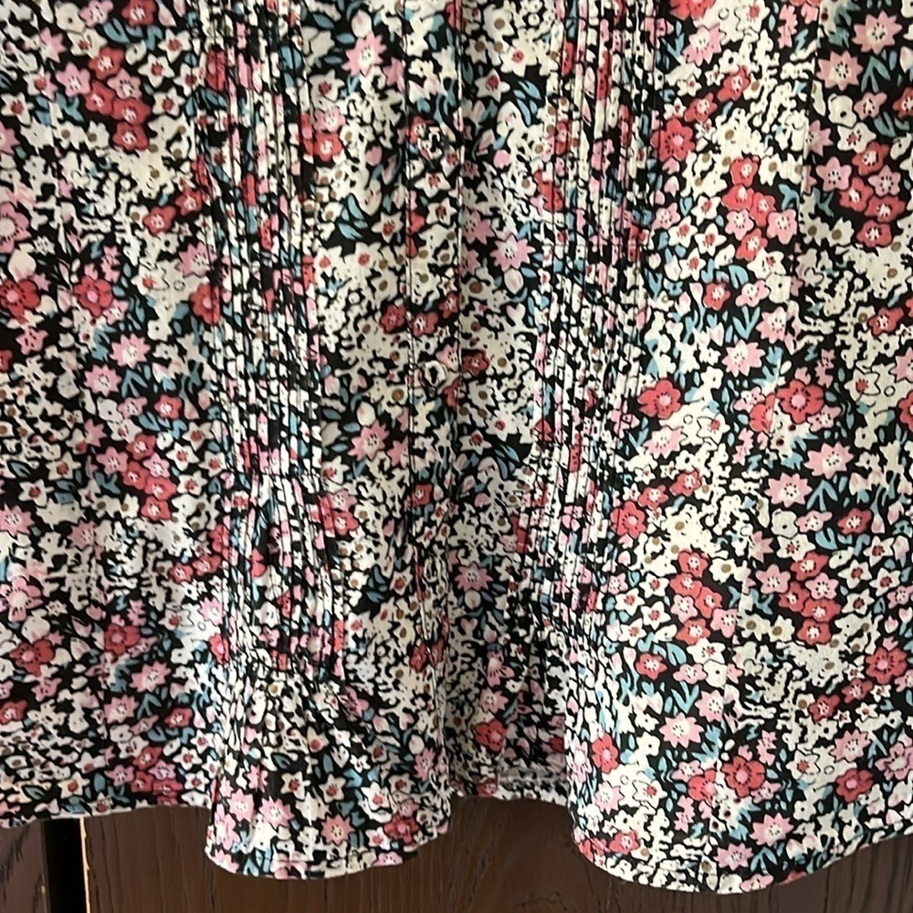 Serengeti 3/4 sleeved, v neck floral pattern blouse. Size Medium. - Picture 5 of 10